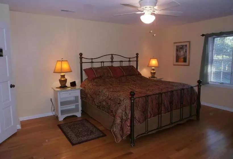 ホテル Tudor Oaks Inn