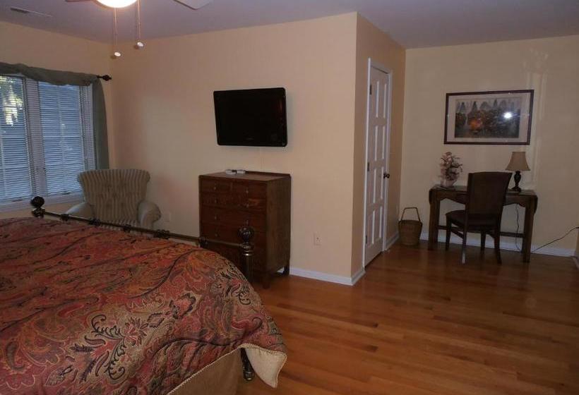 Отель Tudor Oaks Inn