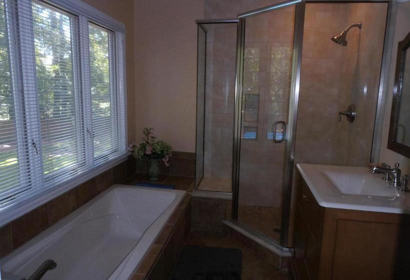 Отель Tudor Oaks Inn