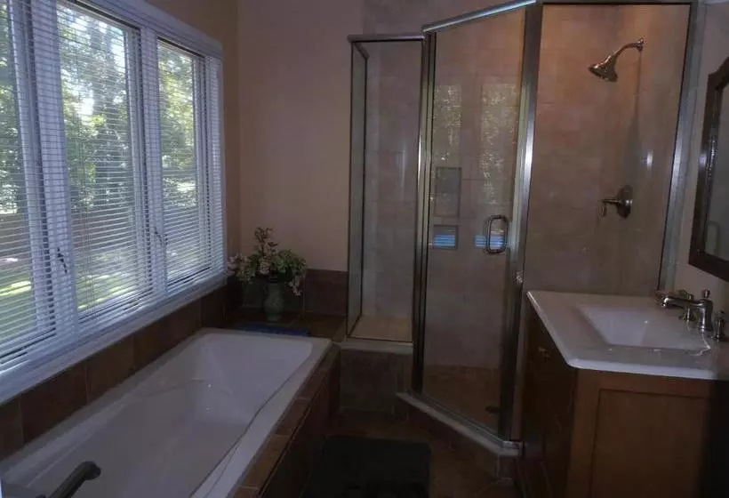 ホテル Tudor Oaks Inn