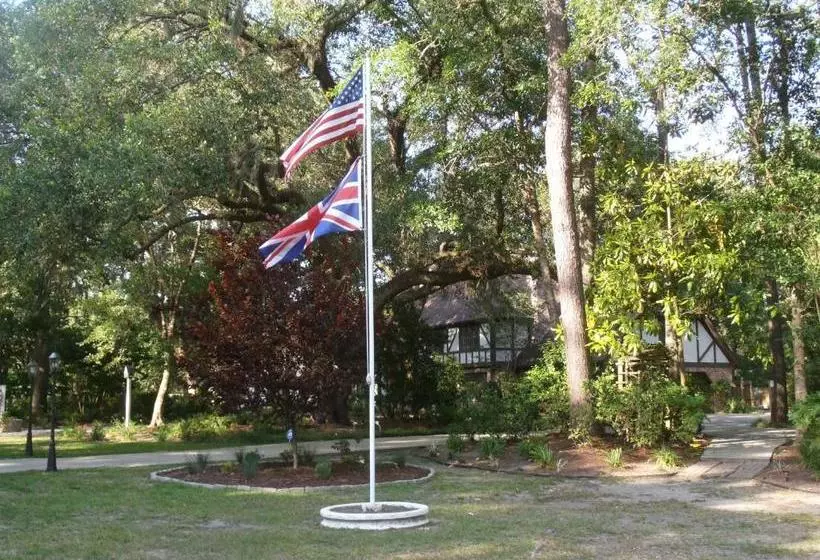 ホテル Tudor Oaks Inn