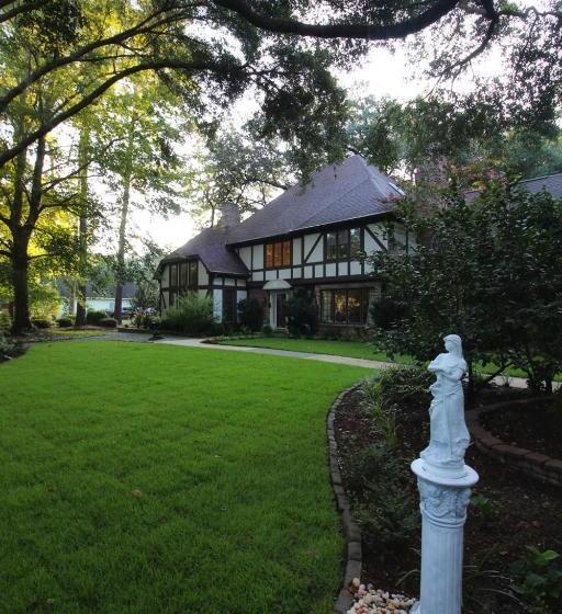 Отель Tudor Oaks Inn