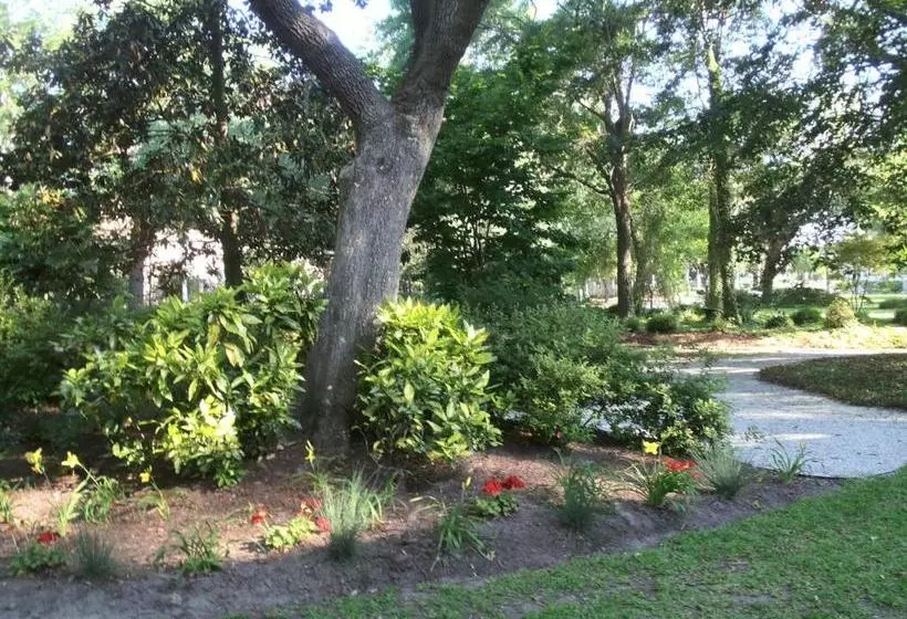 ホテル Tudor Oaks Inn