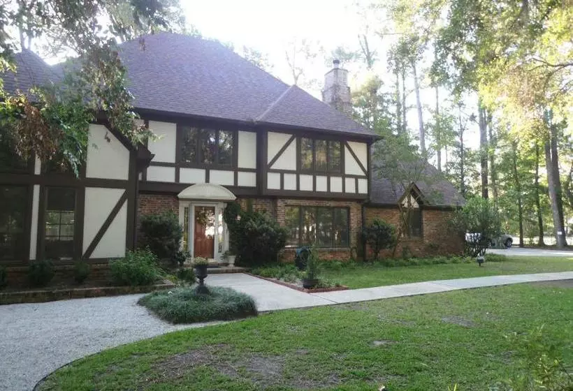 ホテル Tudor Oaks Inn