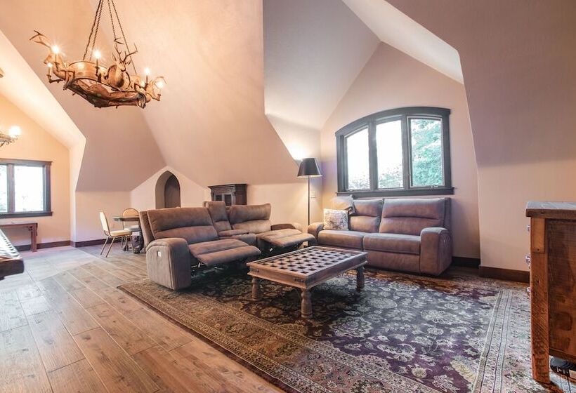 בית מלון כפרי Highlands Castle Overlooking Lake George.. Plus 2 Other Castles!