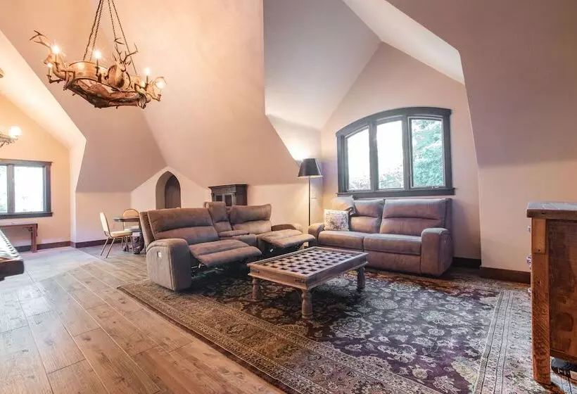 Hotelli Highlands Castle Overlooking Lake George.. Plus 2 Other Castles!