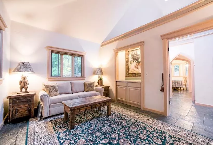 Hotelli Highlands Castle Overlooking Lake George.. Plus 2 Other Castles!