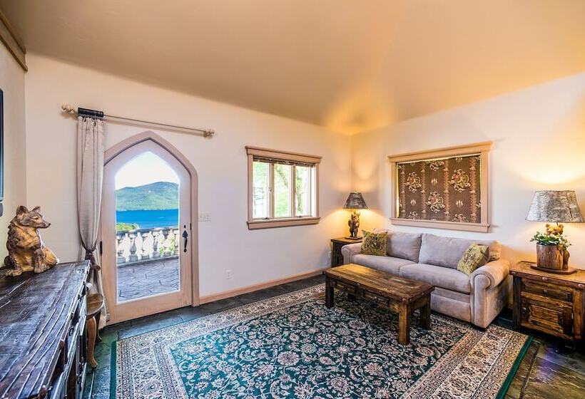 בית מלון כפרי Highlands Castle Overlooking Lake George.. Plus 2 Other Castles!