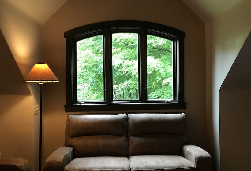 בית מלון כפרי Highlands Castle Overlooking Lake George.. Plus 2 Other Castles!