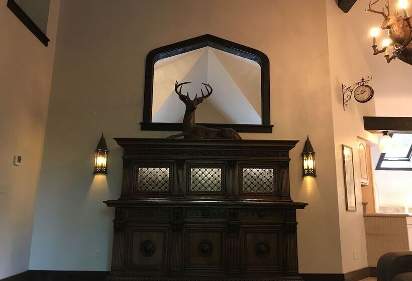 בית מלון כפרי Highlands Castle Overlooking Lake George.. Plus 2 Other Castles!