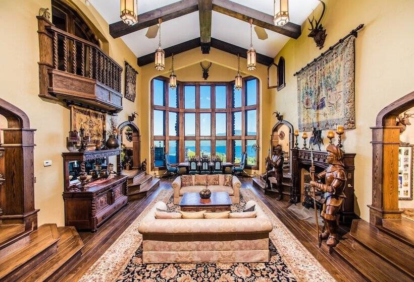 בית מלון כפרי Highlands Castle Overlooking Lake George.. Plus 2 Other Castles!