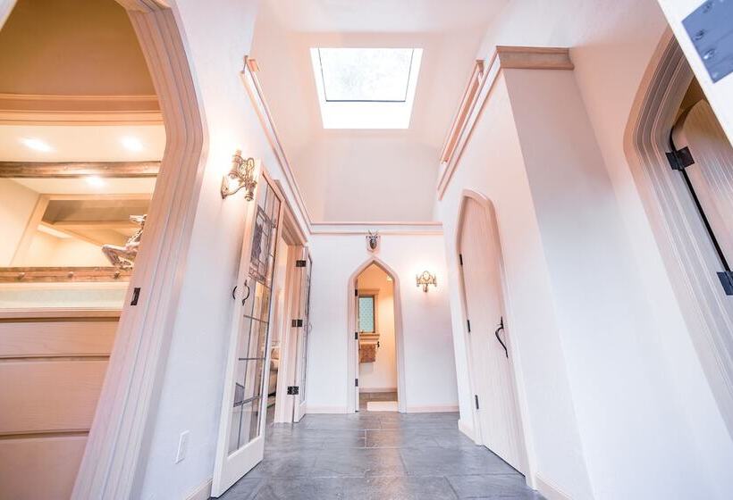 בית מלון כפרי Highlands Castle Overlooking Lake George.. Plus 2 Other Castles!