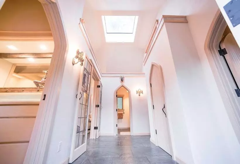 Hotelli Highlands Castle Overlooking Lake George.. Plus 2 Other Castles!