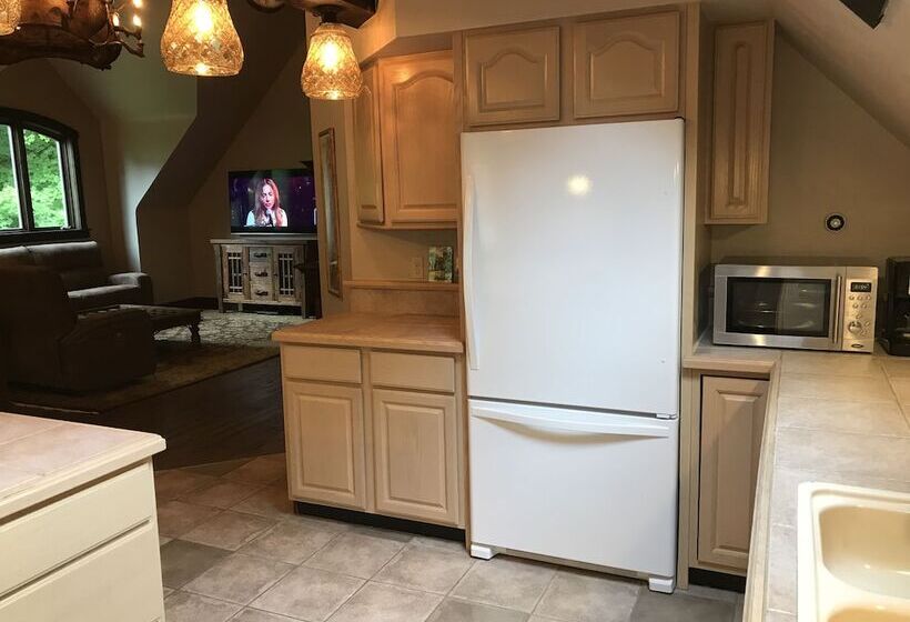 בית מלון כפרי Highlands Castle Overlooking Lake George.. Plus 2 Other Castles!