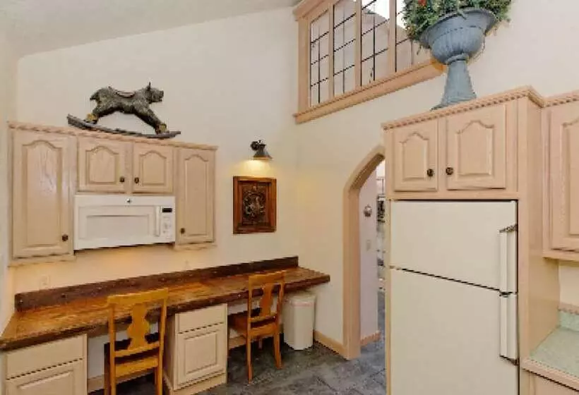 Hotelli Highlands Castle Overlooking Lake George.. Plus 2 Other Castles!