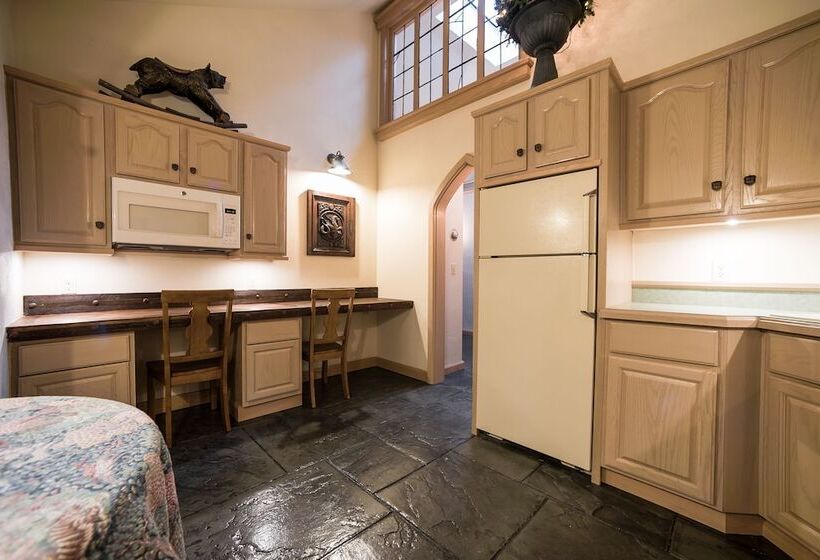 בית מלון כפרי Highlands Castle Overlooking Lake George.. Plus 2 Other Castles!