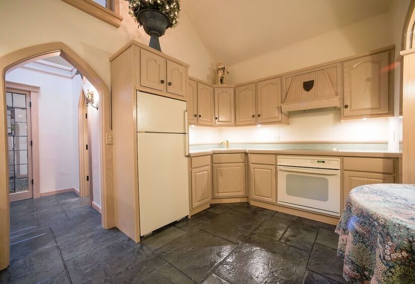 בית מלון כפרי Highlands Castle Overlooking Lake George.. Plus 2 Other Castles!