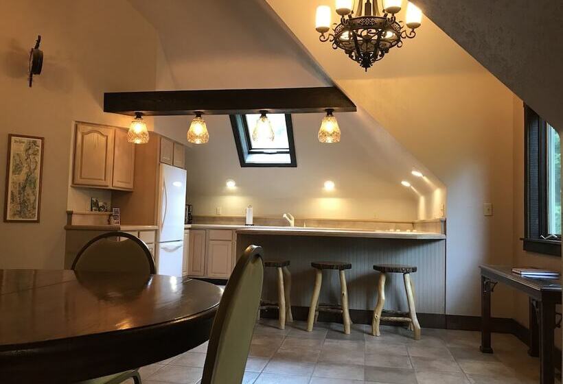 בית מלון כפרי Highlands Castle Overlooking Lake George.. Plus 2 Other Castles!