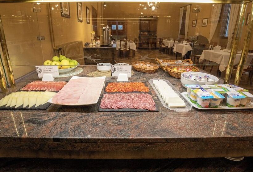 هتل Hospederia Seminario Conciliar De San Julián