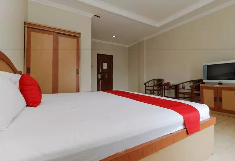 ホテル Reddoorz @ Jalan Mangkunegara