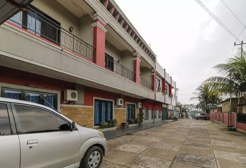 ホテル Reddoorz @ Jalan Mangkunegara
