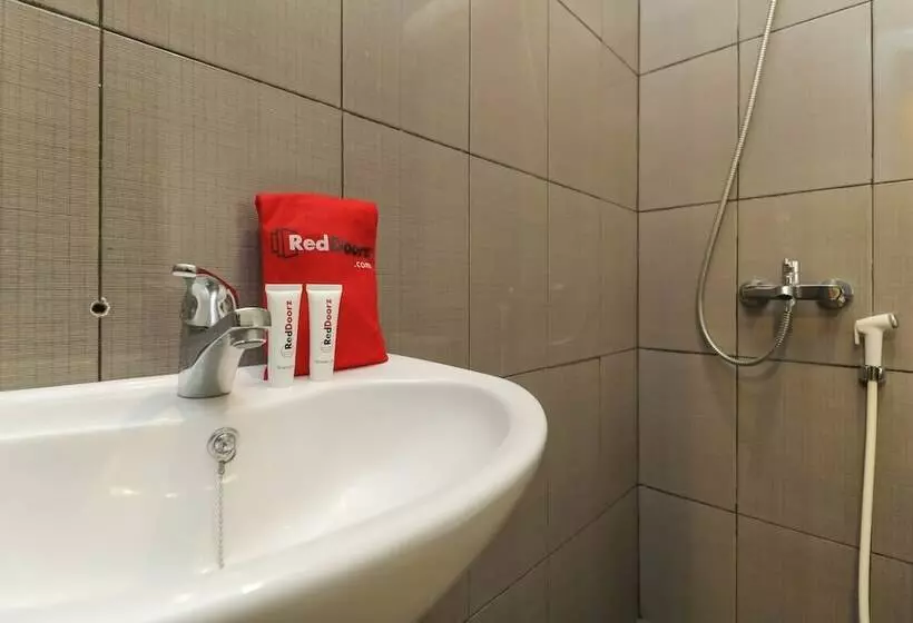ホテル Reddoorz @ Jalan Mangkunegara