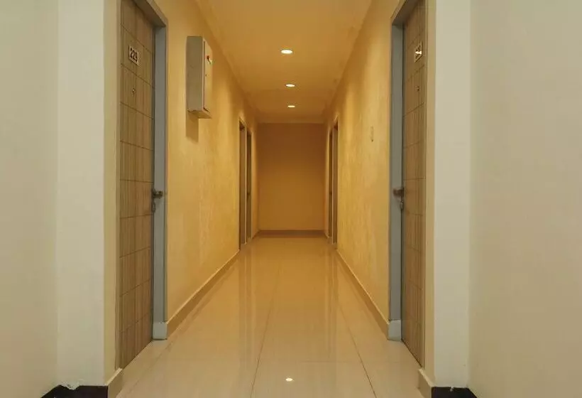 ホテル Reddoorz @ Jalan Mangkunegara