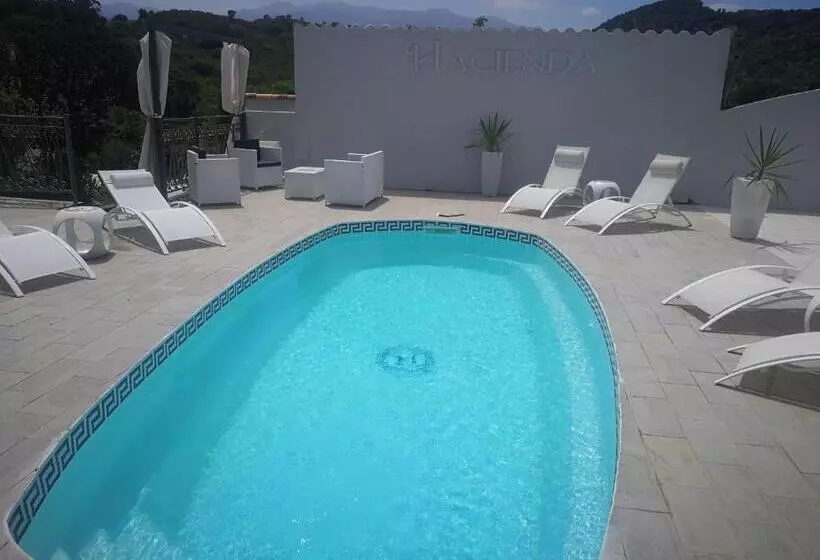 هتل Hacienda La Demeure