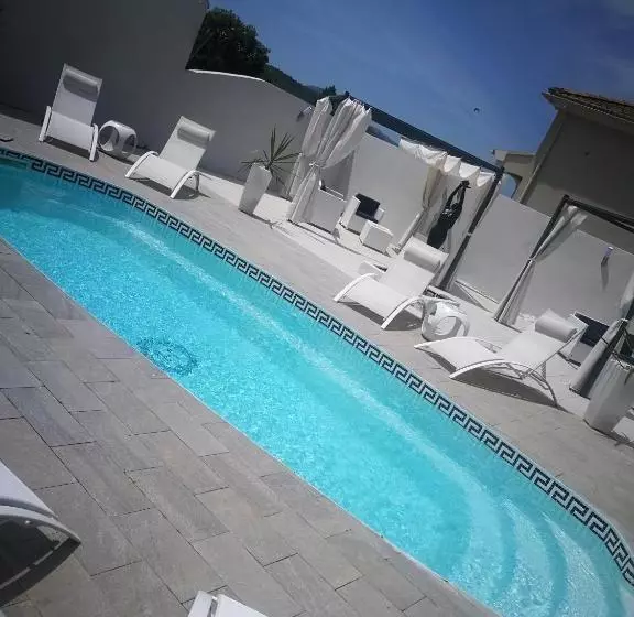 هتل Hacienda La Demeure