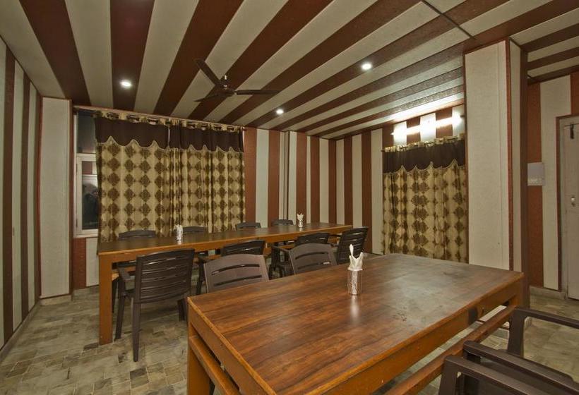 ホテル Krishna & Restaurant