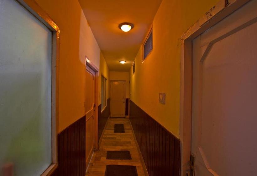 ホテル Krishna & Restaurant