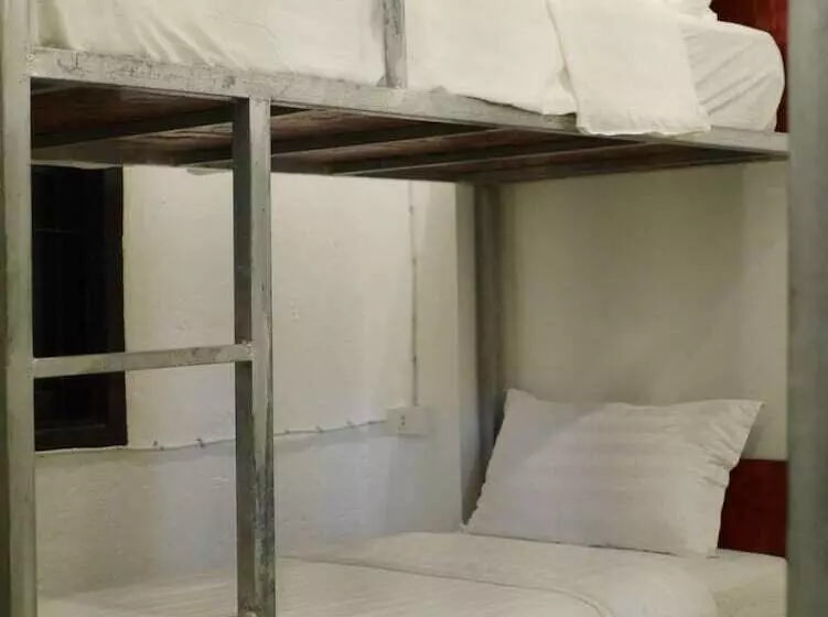 هتل Y Not Laos Hostel
