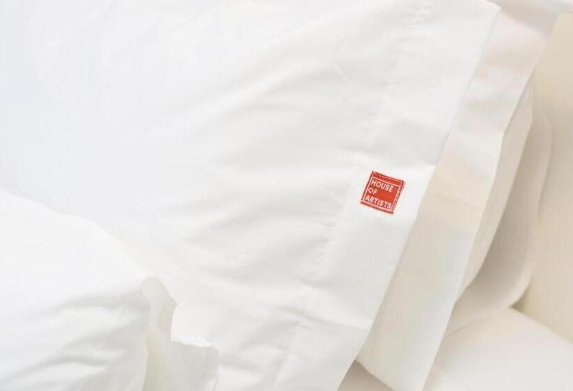 تختخواب و صبحانه House Of Artists