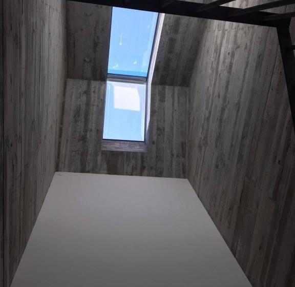 تختخواب و صبحانه House Of Artists