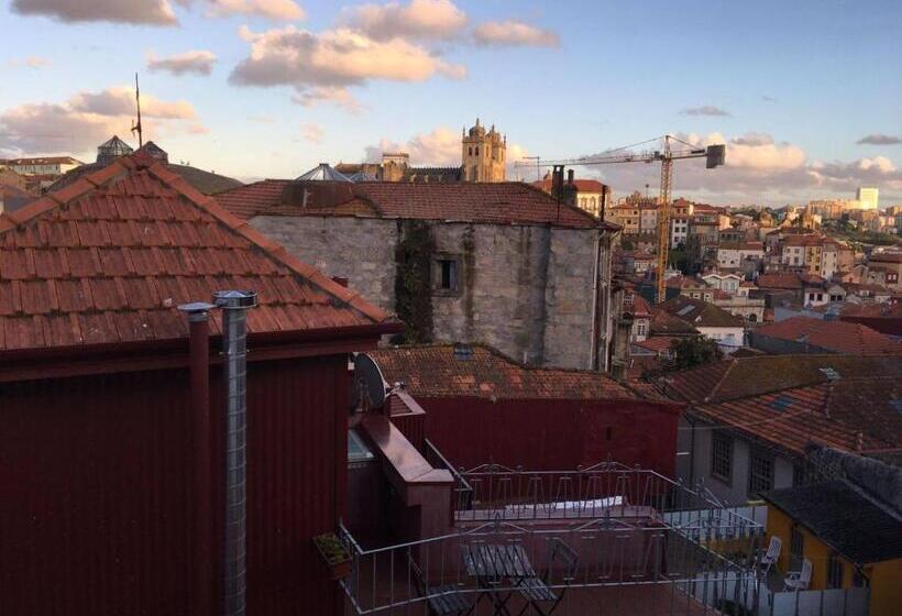 تختخواب و صبحانه House Of Artists