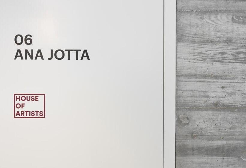 تختخواب و صبحانه House Of Artists