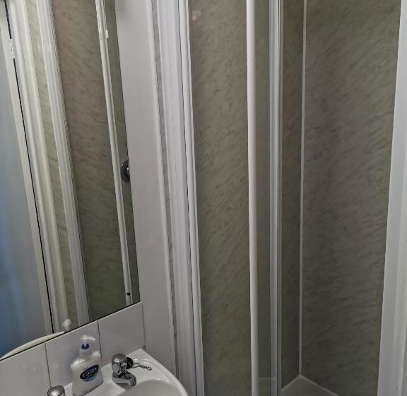 Отель A & B Guest House Cambridge Ltd