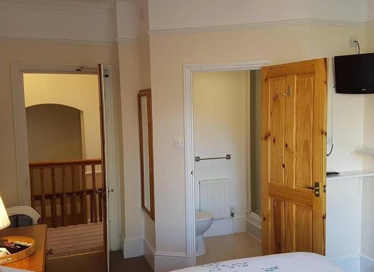 Отель A & B Guest House Cambridge Ltd