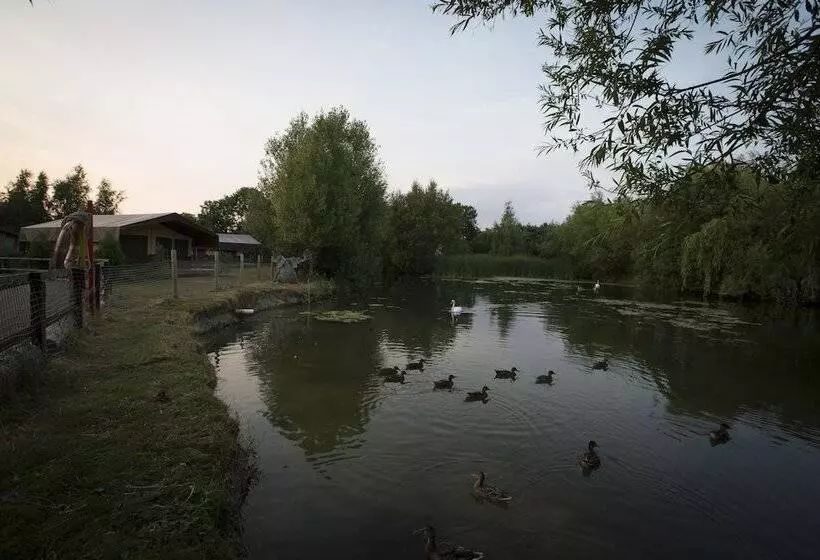 Hotelli Adventurer's Village Milton Keynes