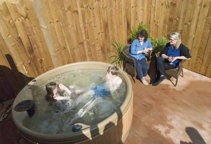 Hotelli Adventurer's Village Milton Keynes