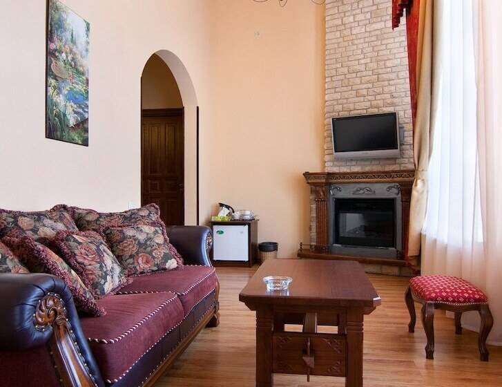 هتل Guest House Konyushenniy Dvor