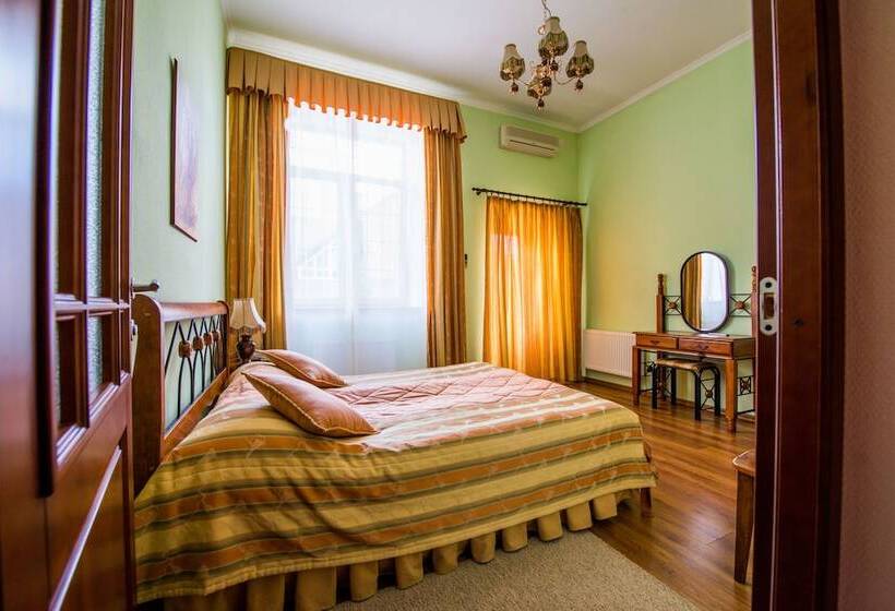 هتل Guest House Konyushenniy Dvor