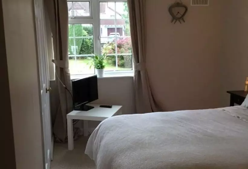 هتل Illshaw Heath Farm Guest Lodge