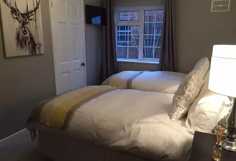 هتل Illshaw Heath Farm Guest Lodge