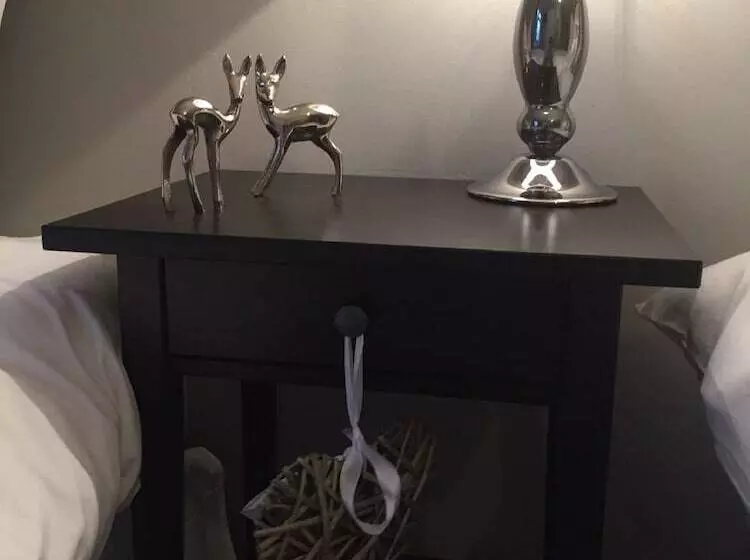 هتل Illshaw Heath Farm Guest Lodge