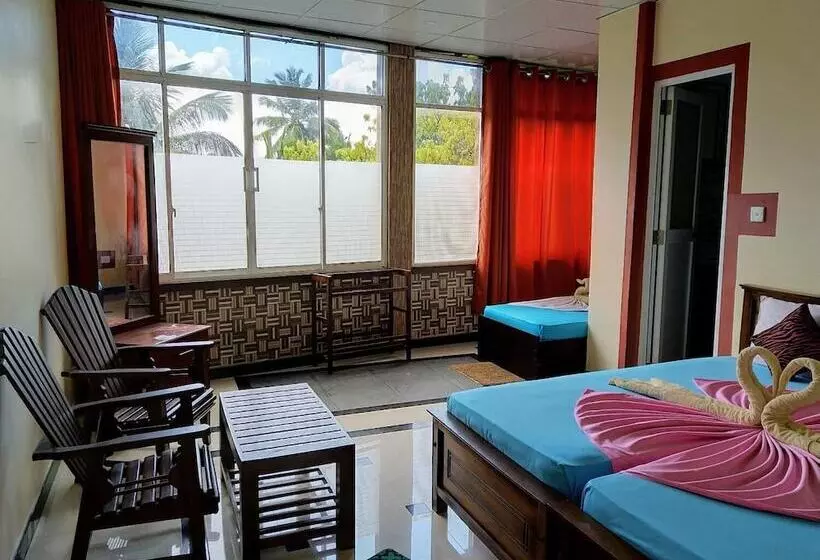 هتل Kandyan Holiday Center