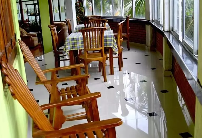 هتل Kandyan Holiday Center