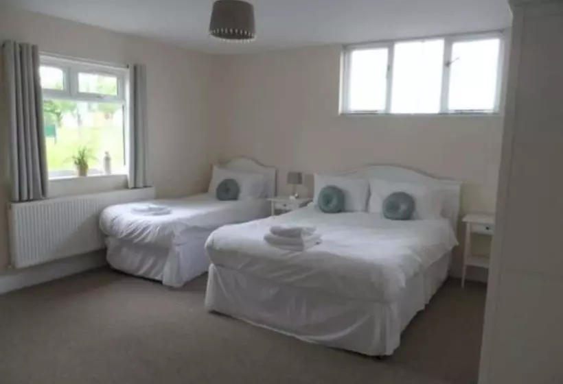 هتل Mendip Spring Golf And Country Club
