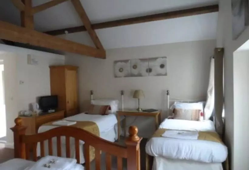 هتل Mendip Spring Golf And Country Club