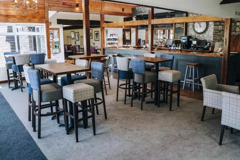 هتل Mendip Spring Golf And Country Club